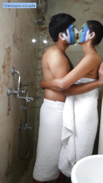 Hintli seksi çift banyoda seks yapmayı seviyor