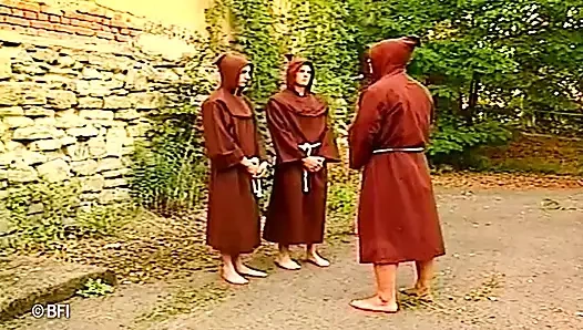 Rahibe piliç açık havada sert sikişmeyi seviyor
