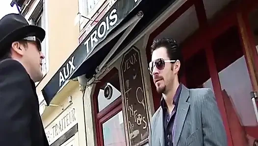 Fransız lezbiyen sürtükler barda yalayarak eğleniyor