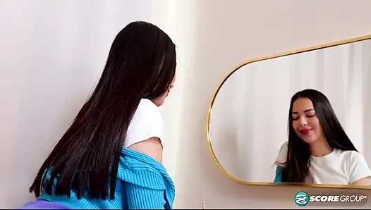 Lola Li, 18, mükemmel, dik göğüslü bir diş teli yüzü