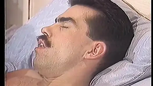 Sarışın azgın hatun en sevdiği arkadaşıyla bir yarağı paylaşıyor