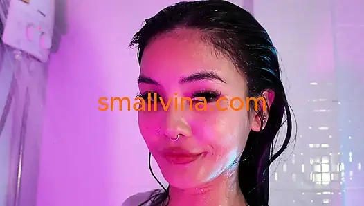 Tombul Asyalı genç kız dans ederken büyük götünü kıvrımlarını gösteriyor