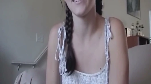 Esmer orta yaşlı seksi kadın ıslak ıslak sakso çekiyor ve damlayan tükürük