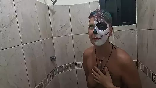 Cadılar bayramında çiş ve ağzına boşalma ile yüz boyasını yıkıyor