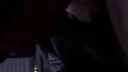 Kedi yavrusu yarak emiyor