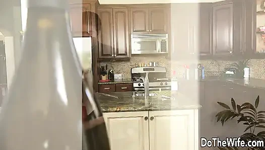 Sarışın nikki delano eş değiştiren çift izlerken sert sikiliyor