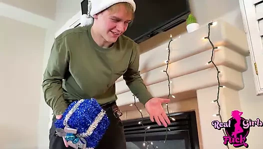 Üvey erkek kardeş Noel için şımarık üvey kız kardeşine yarağıyla sürpriz yapıyor - Riley Daniels