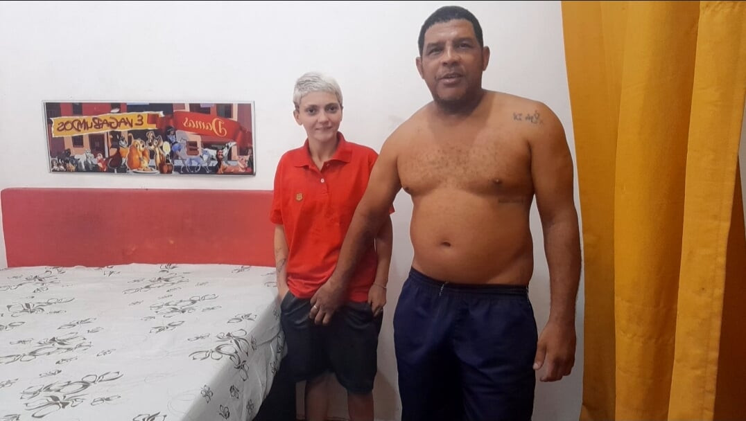 Leo Ogre üvey erkek kardeş yaşında arkadaşı boyceta ile birlikte