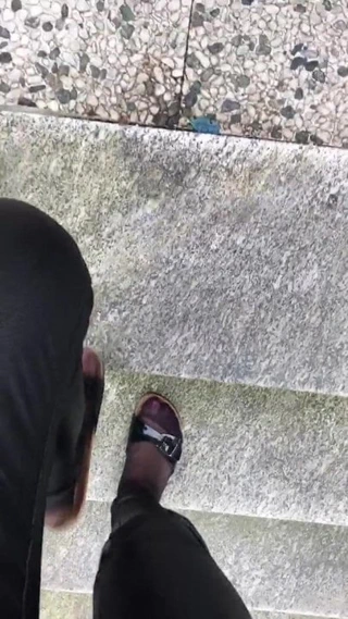 Ehefrau in Nylons & Birkenstock