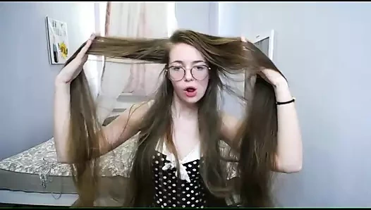 sevimli uzun saçlı kız striptiz ve saç oyunu