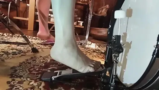 Pedal pompalama davul seti alıştırması