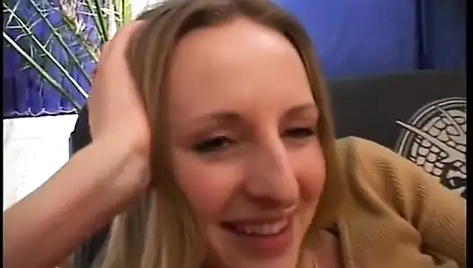 Seksi vücutlu güzel genç kız sert yarağı emiyor ve biniyor