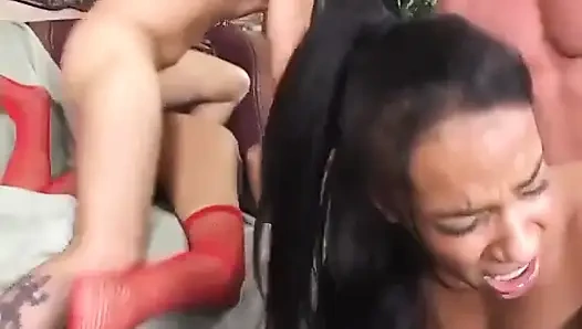 Sağlam vücutlu ateşli kızlar aynı anda yarağa binmeye hazır