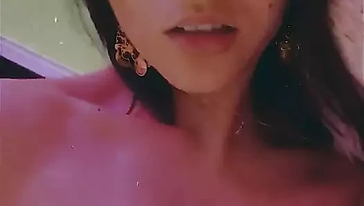 Sevimli angela tatlılığıyla seni kızdırmayı seviyor