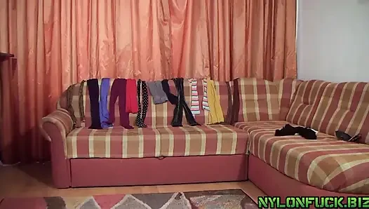 Toplam encasement sarışın birçok külotlu çorap tabakası koyuyor