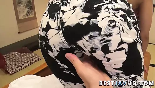 Mükemmel formlara sahip harika Asyalı anne yaramaz modlarda çamurlu döl seviyor - Japon yetişkin videosu!