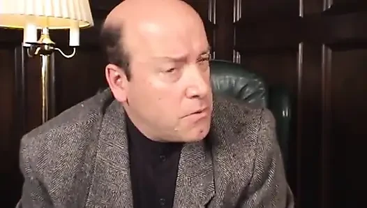 Seksi sarışın genç erkek avcısı sert eylemden sonra döl yutuyor