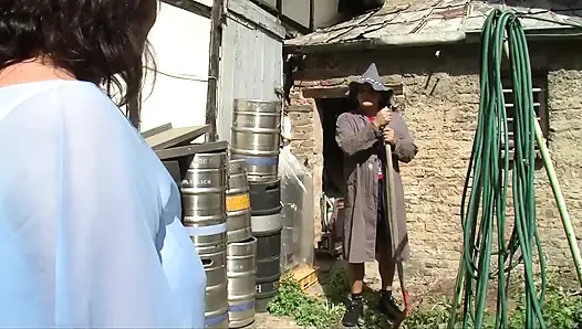 Kızıl saçlı orta yaşlı seksi kadın kocasıyla çiftlikte açık havada sikişiyor