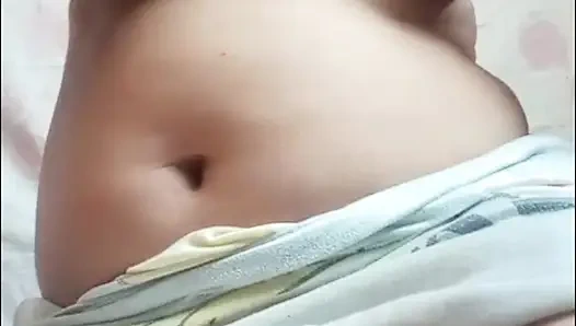 Dever kayıt seksi yenge amını ve seksi vücudunu parmaklıyor