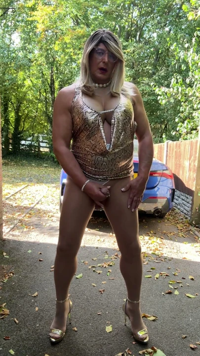 Altın leopar baskılı elbiseli seksi travesti kellycd2022 bronz külotlu çorap ve topuklu ayakkabılar | Klip 1
