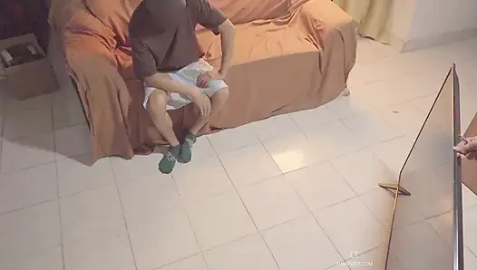 Tv tamircisi evde baştan çıkarılıyor