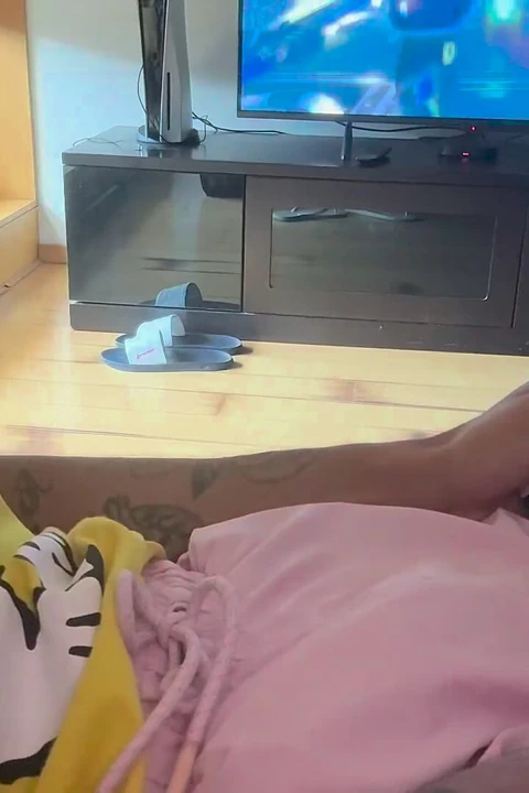 Video oyunları oynuyor ve mastürbasyon yapıyor