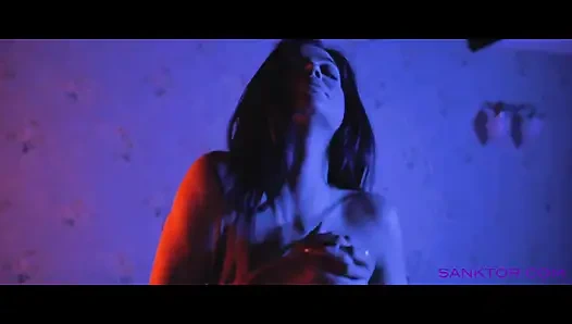 Sanktor 013 - striptiz dansçısı yatakta mastürbasyon yapıyor