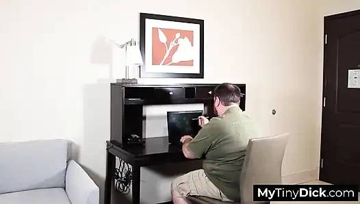 Tembel küçük yaraklı bir çalışan büyük memeli iş arkadaşını köşeye sıkıştırıyor