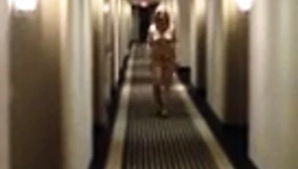 Sarışın karısı otelde çıplak yürümeye cesaret ediyor