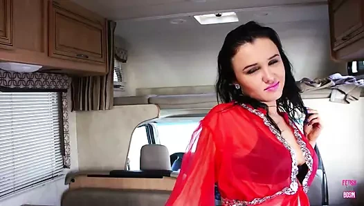 Büyük memeli esmer bir kız amını tezgahta çok iyi siktiriyor