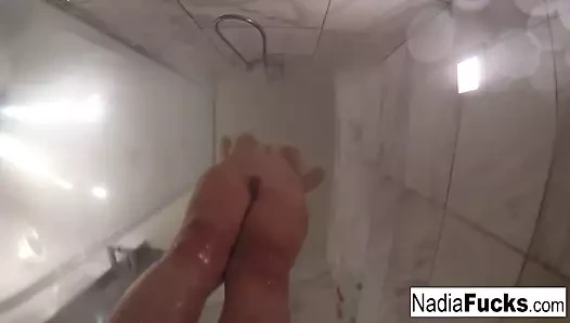 Viking nadia ormanda onu kedi ile oynuyor