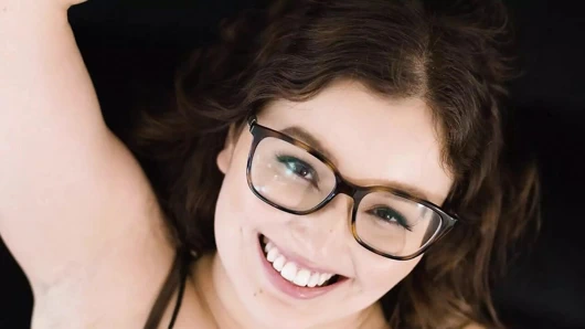 Yakın çekim - büyük götlü üniversiteli ateşli Leana erkeğinin sert yarağını almanın tadını çıkarıyor