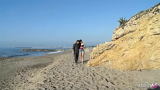 Seksi sıska genç carol sahilde dışarıda sıkı amından sikiliyor