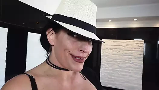 Tombul hatun Jolie banyoda bakış açısıyla sikiliyor, sert sert anal