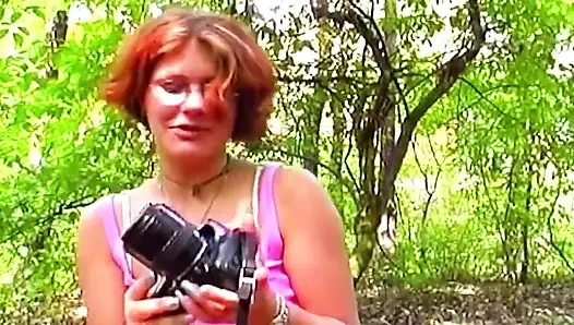 Olgun kızıl saçlı orta yaşlı seksi kadın açık havada yüzüne boşalıyor
