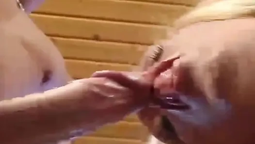 Sarışın hatun ıslak eylemde zonklayan yarakla genişliyor