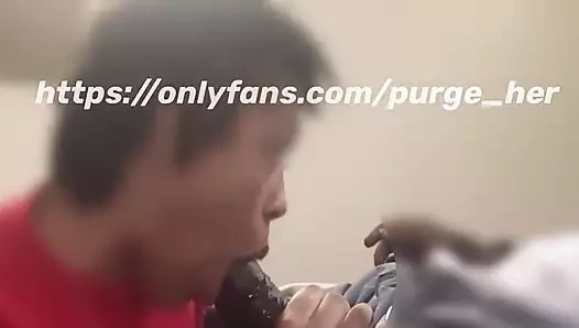 Boğazına boşalıyor