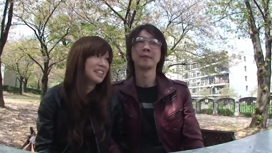 Japon koca karısının kıllı amının başka bir adam tarafından sikilmesini izliyor - gavat kanepe dölleme