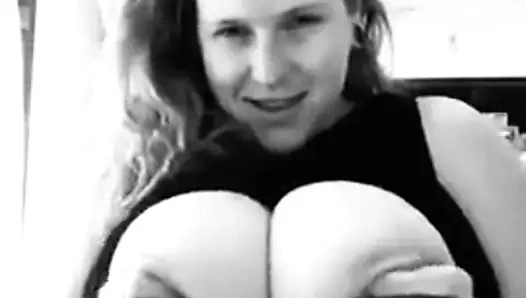 V göğüslerini gösteriyor