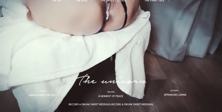 Şirket çay odasında, kadın meslektaşım Mia bizi her gün böyle baştan çıkarıyor