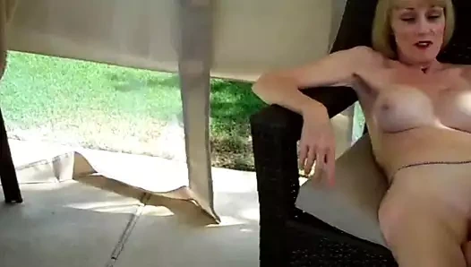 Kocasını aldatmaya karar verir