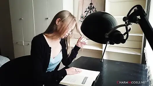 Seksi sarışın sekreter Luise önde gelen göğüs dekoltesi videosu
