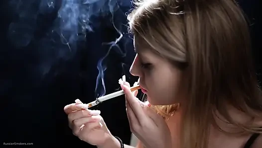 Seksi sarışın arka arkaya iki kırmızıyı birden içiyor