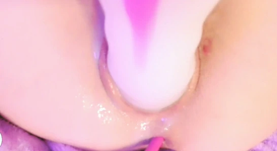 Büyük bir yarağı amına sokuyor - yakın çekim