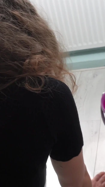 Завораживающий момент из "Рискованного секса! Моя мачеха знала, что я наблюдаю за ней, когда она убирала мою комнату! Трахаю раком мою мачеху 💦 "