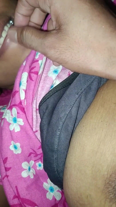 Ateşli Hintli hatun büyük yaraktan kurtuluyor - seks videosu
