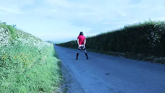 Sessiz bir ülke şeridinde crossdress