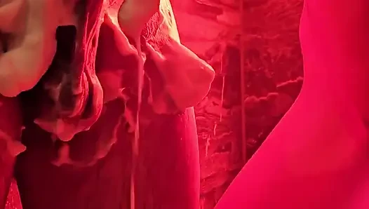 Gerçek çift duş seks kaseti - üvey babasıyla duşta ateşli amatör sikiş