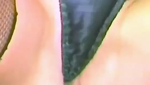 Vana külotunu ıslatıyor