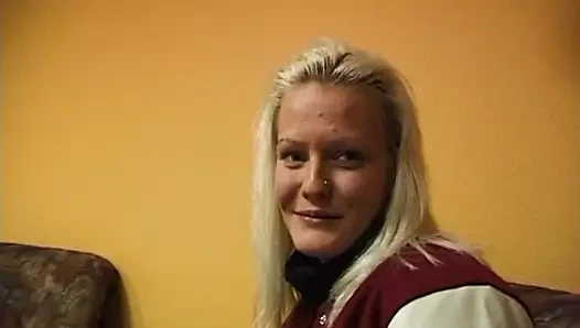 Blondine 18 Jahre fingert sich und blaesst mit leidenschaft